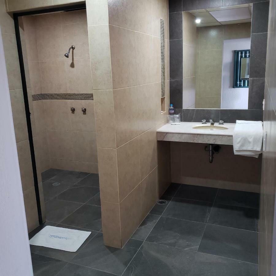 Hotel Aeropuerto Toluca Bagian luar foto